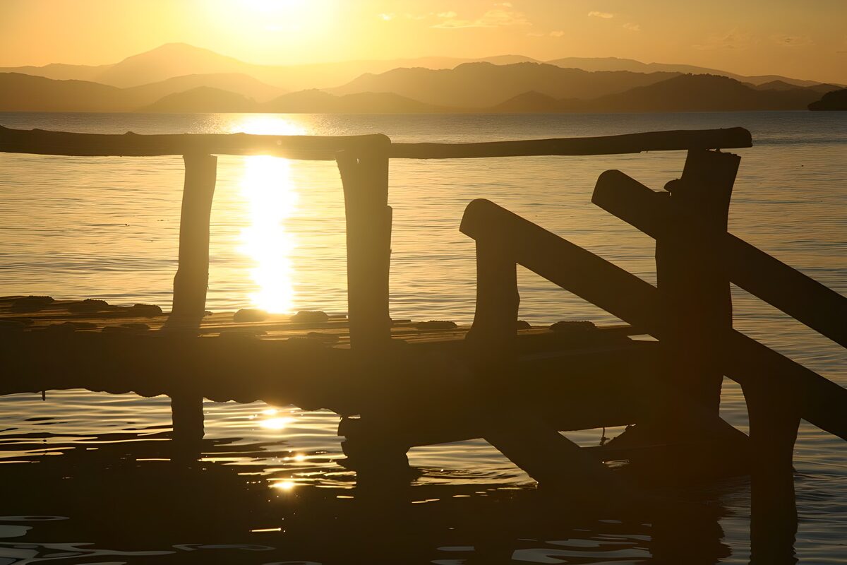 Muelle de madera al atardecer