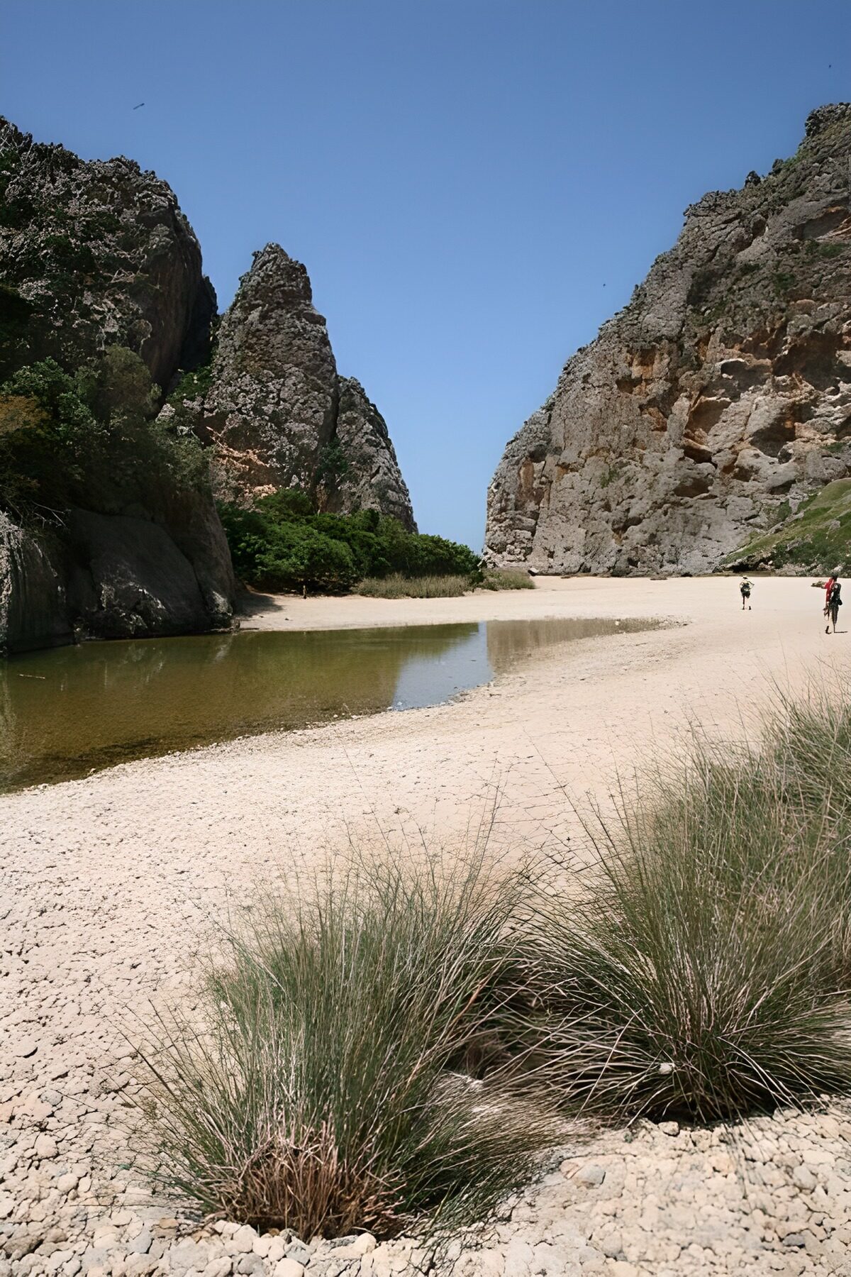 Paso de arena entre riscos al sol