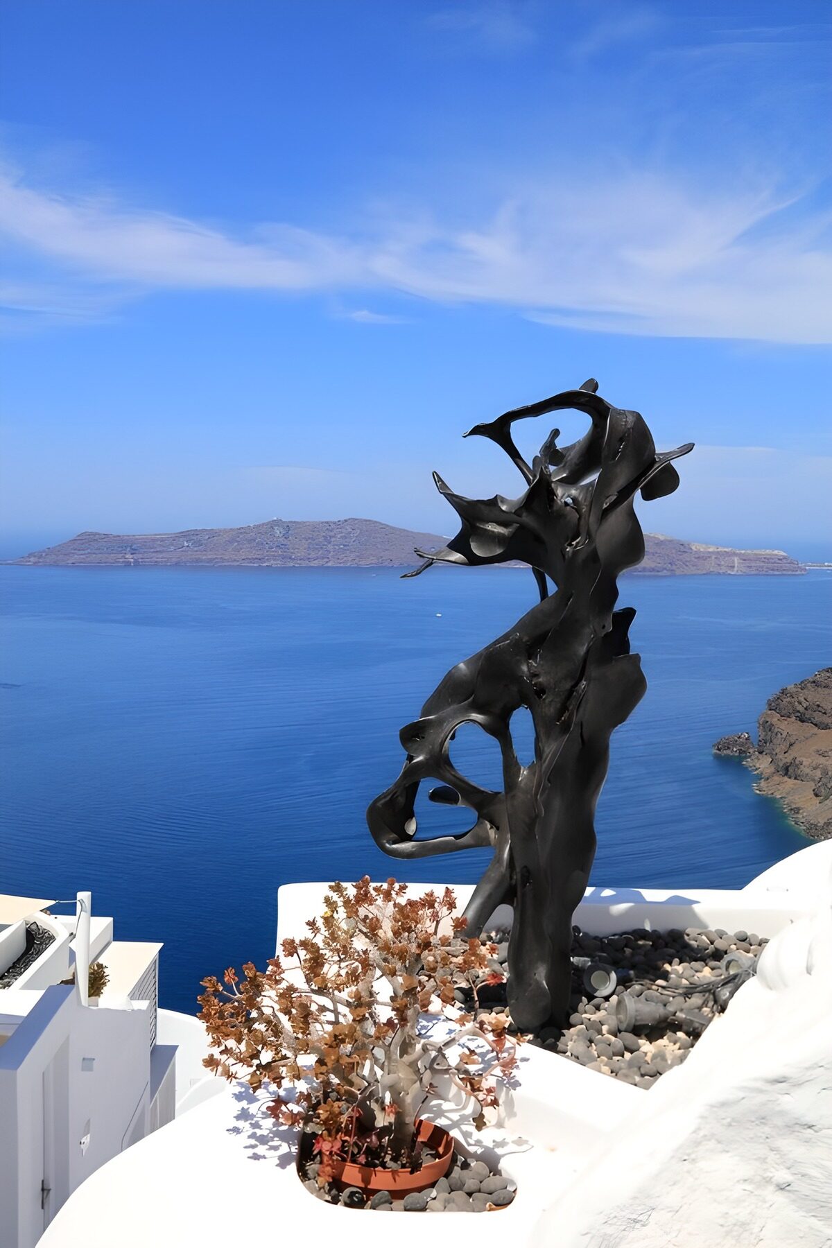 TPES66804: Escultura negra frente al mar azul
