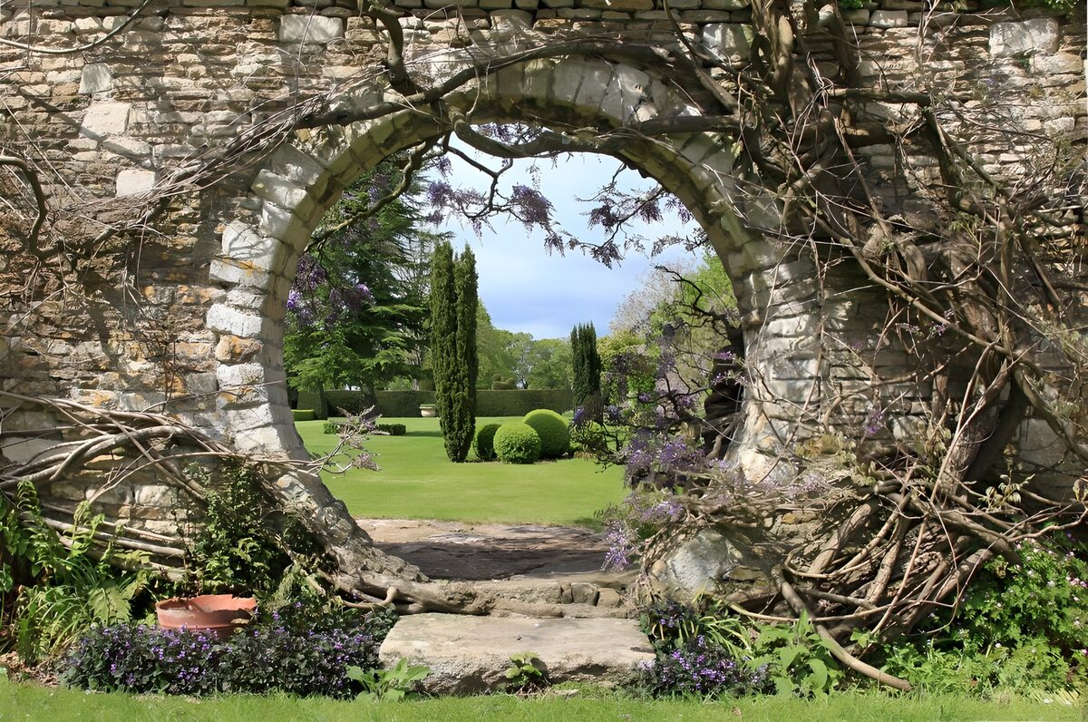 TPES30262: Jardín tras un círculo de piedra