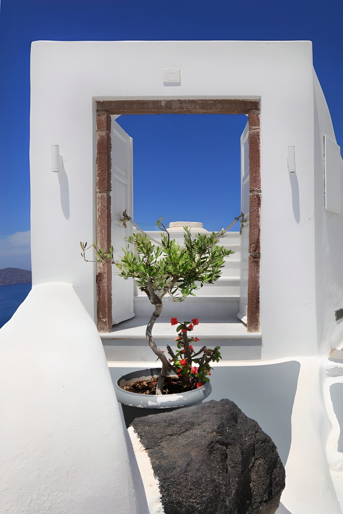 Puertas blancas, escaleras y cielo azul