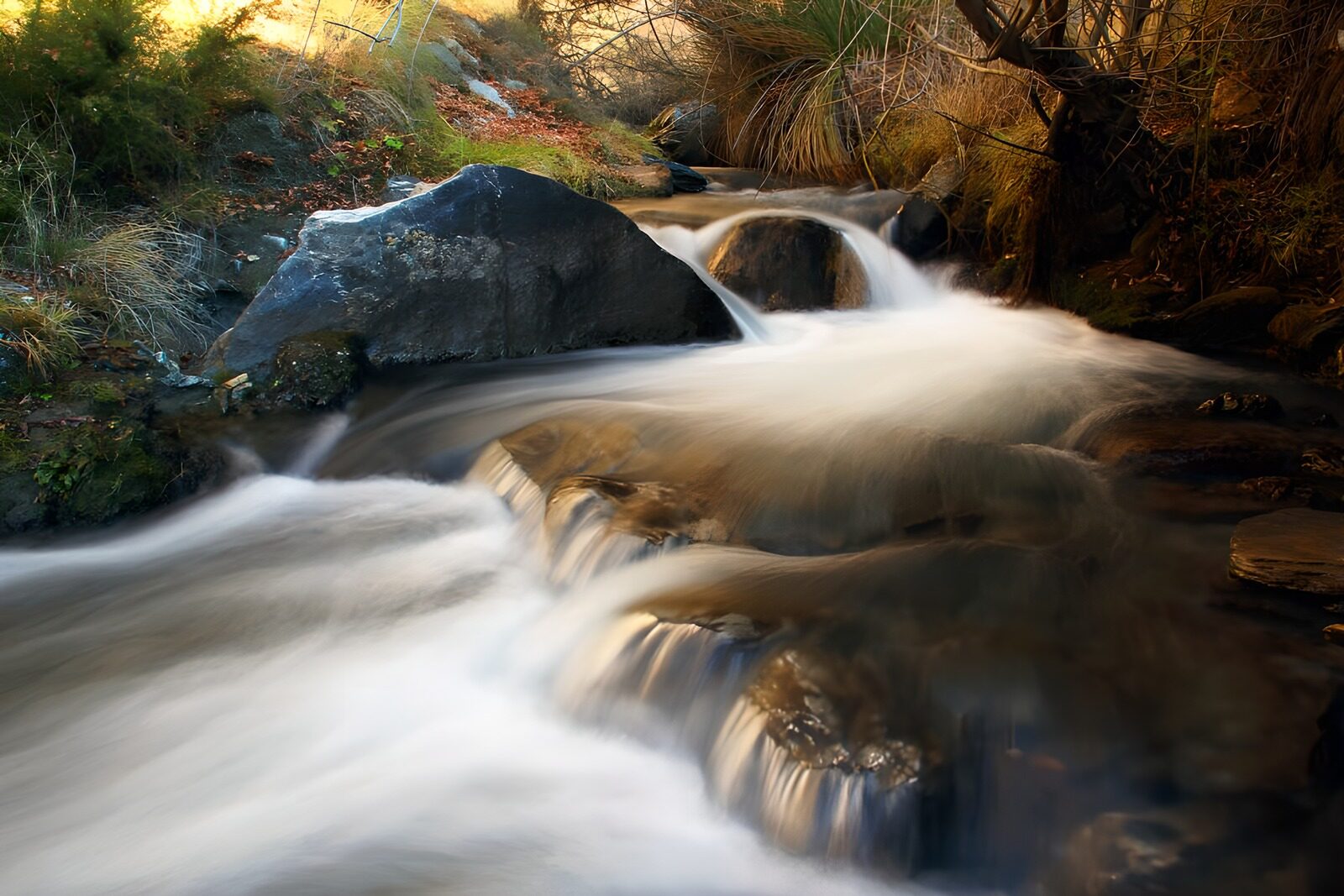 TPES46423: Arroyo entre rocas a la luz dorada