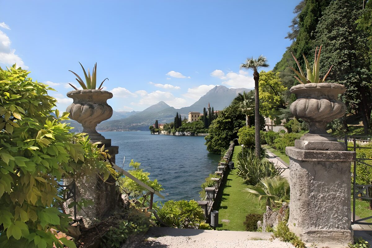 Escaleras hacia el azul del lago
