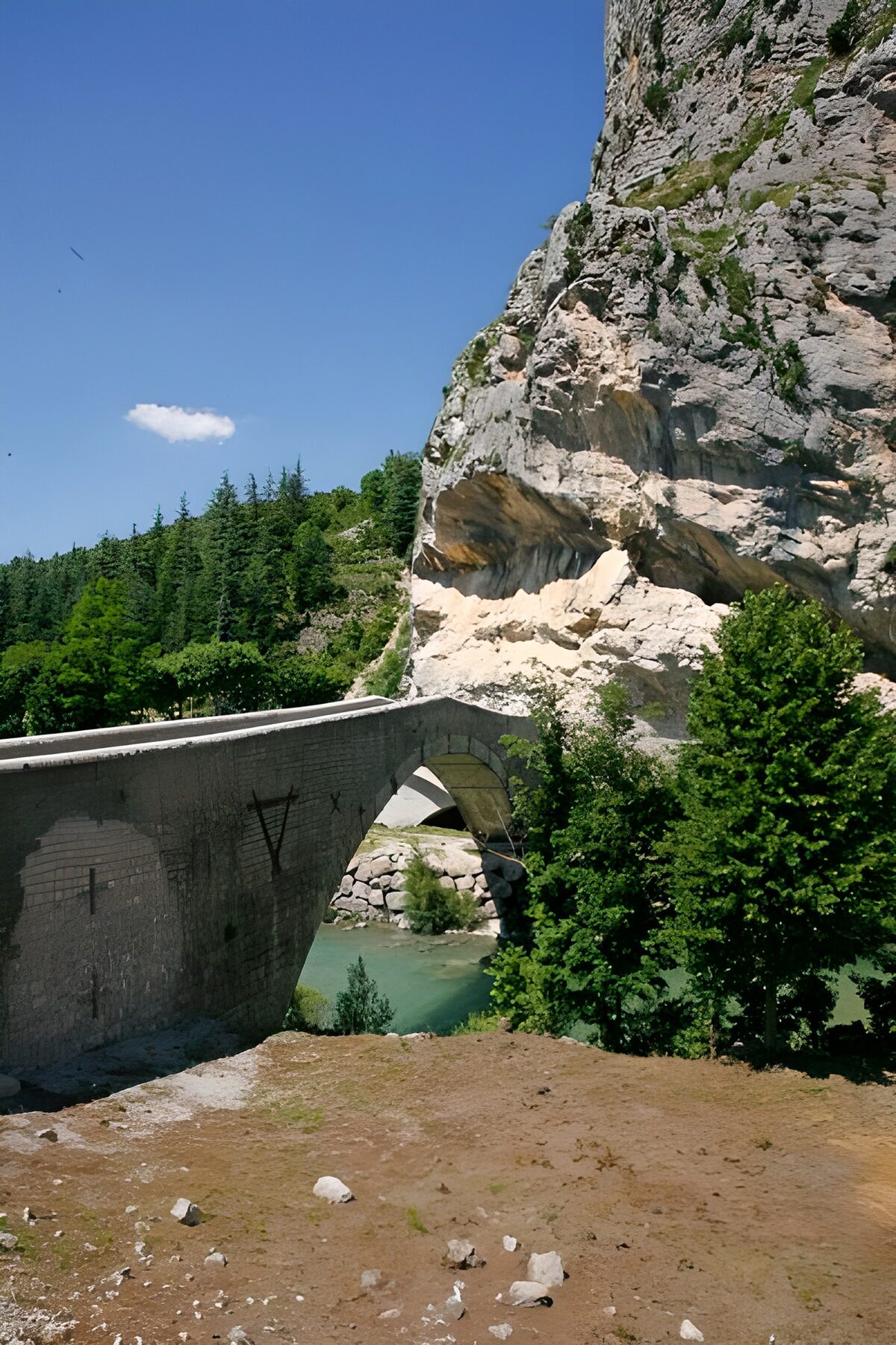 Puente de piedra junto al acantilado