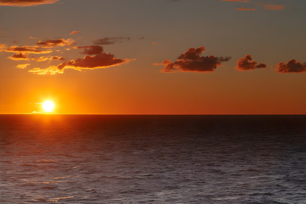 Atardecer naranja sobre el mar en calma