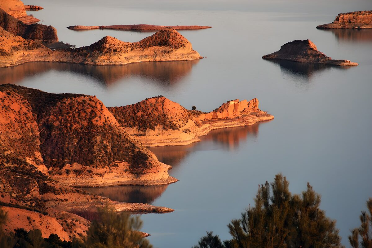Rocas e islas en aguas tranquilas