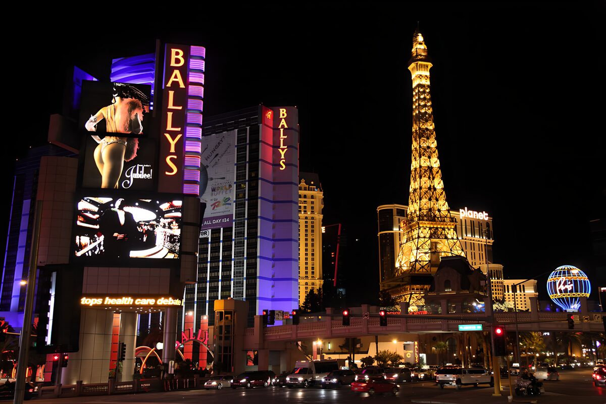 TPES63656: La torre Eiffel de Las Vegas entre neones