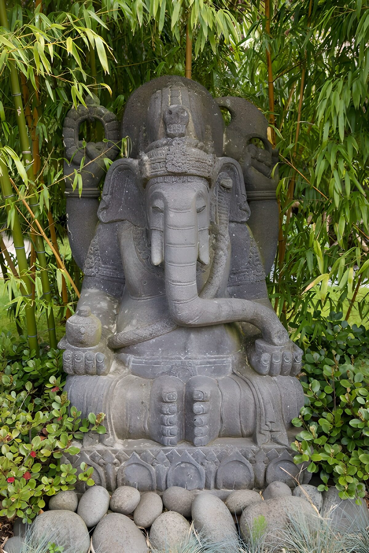 TPES92297: Ganesha de piedra entre bambúes