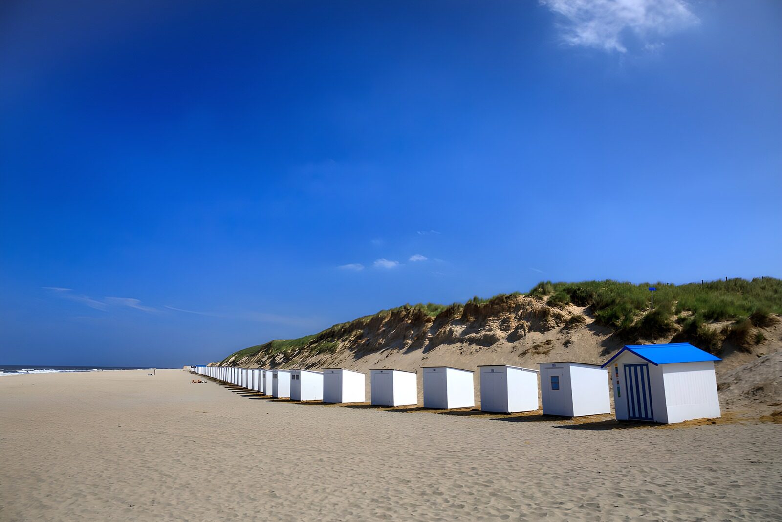 TPES78261: Casetas blancas al pie de las dunas
