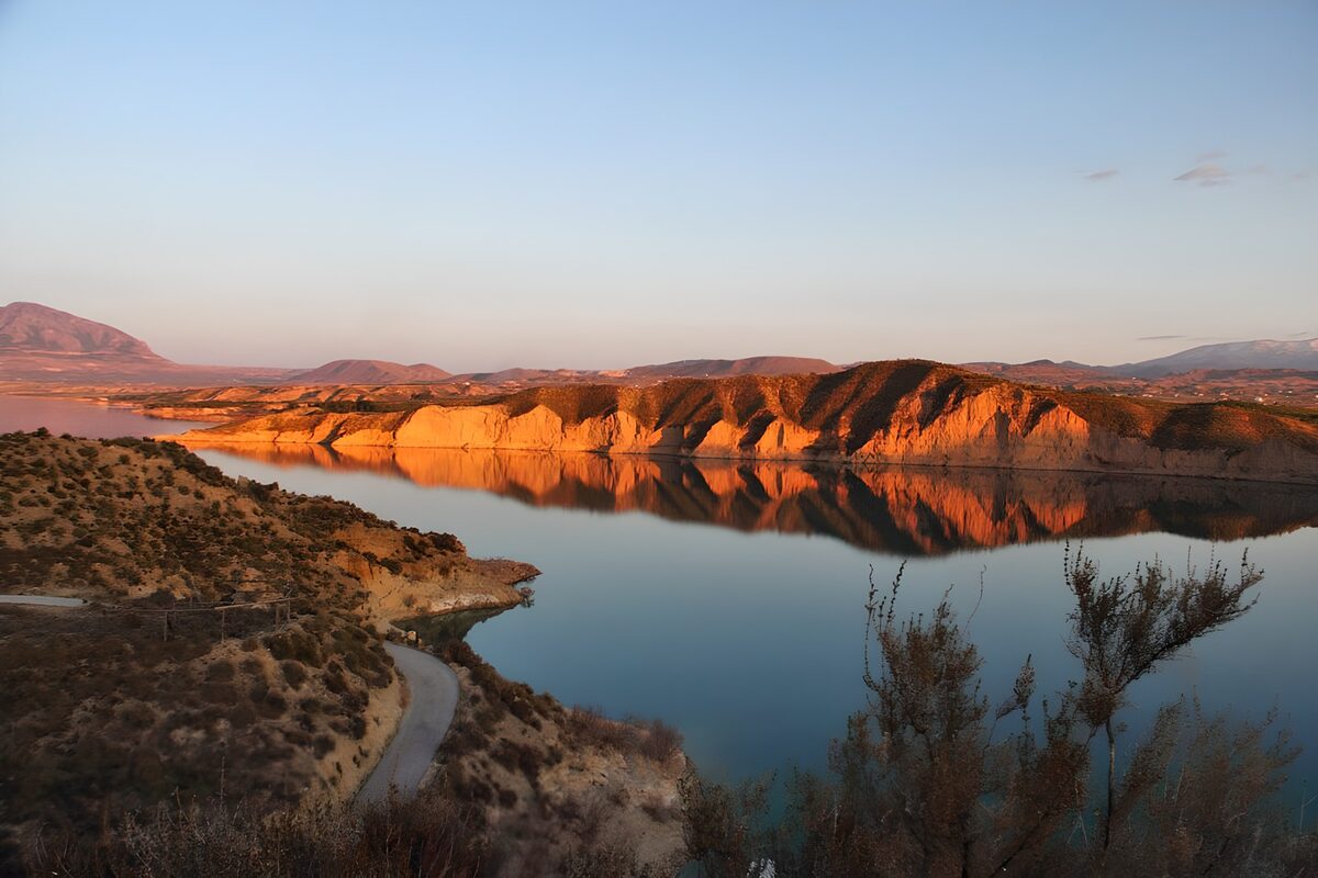 Lago y acantilados a la luz dorada