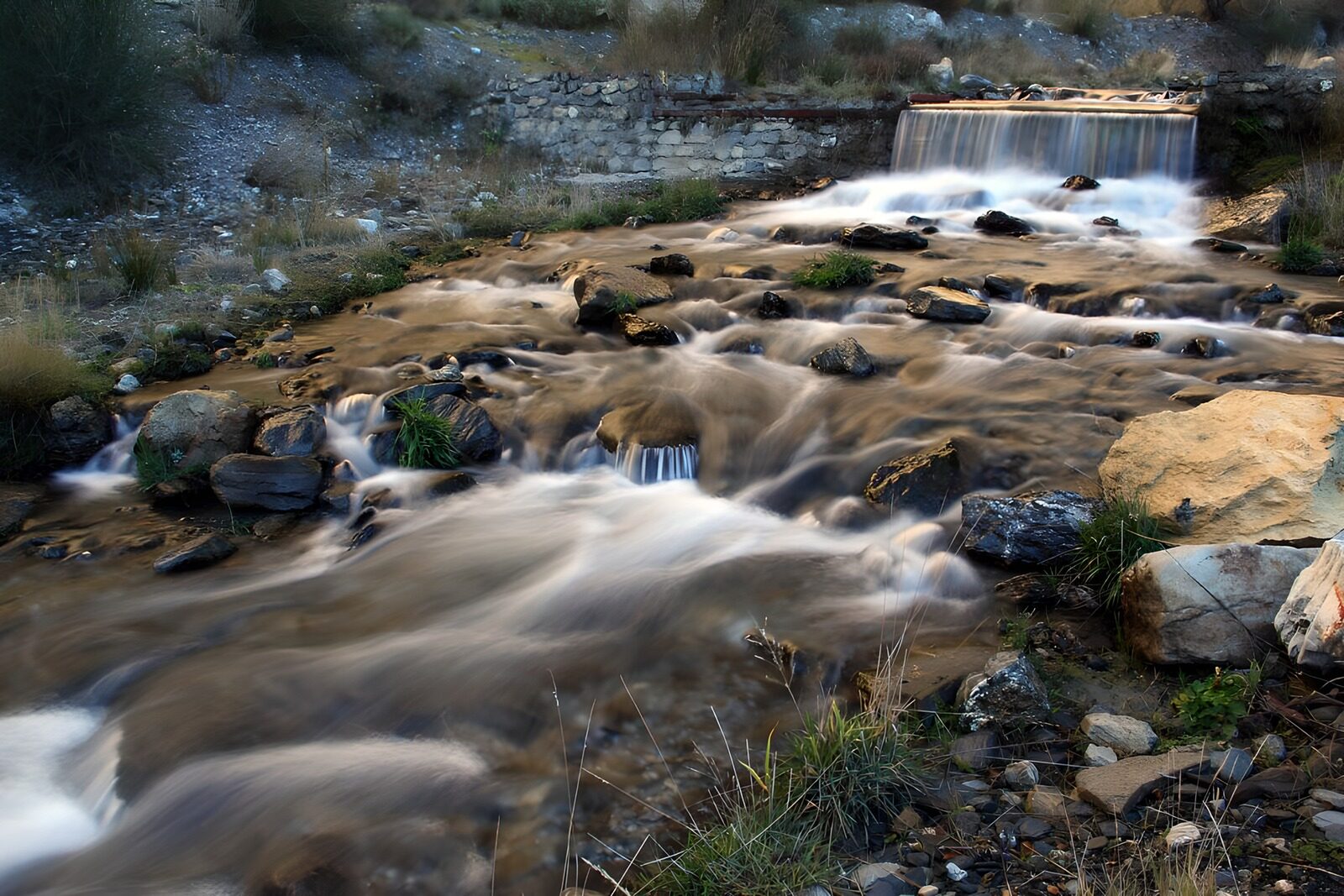 TPES21929: Arroyo entre rocas y una cascada suave