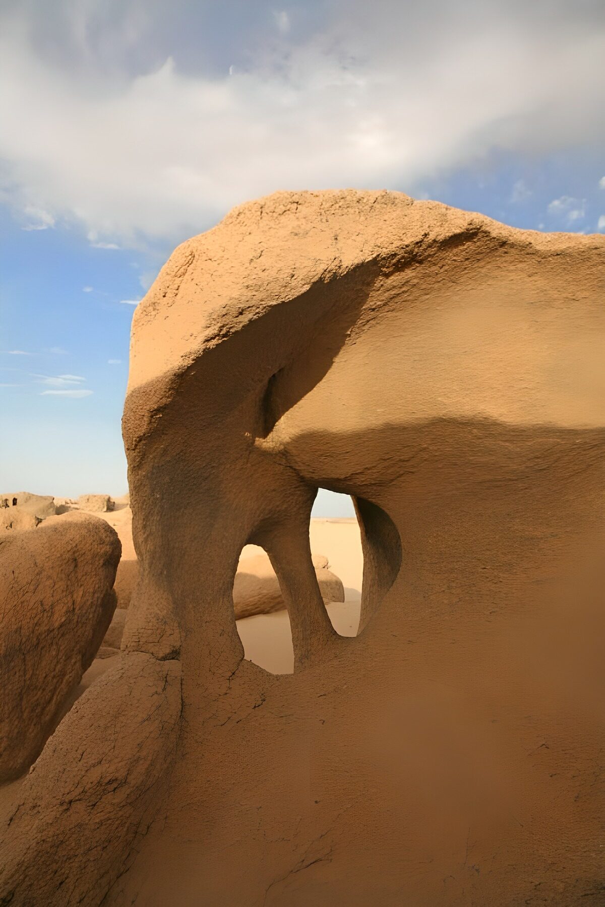 Dos arcos de arenisca entre luz y sombra