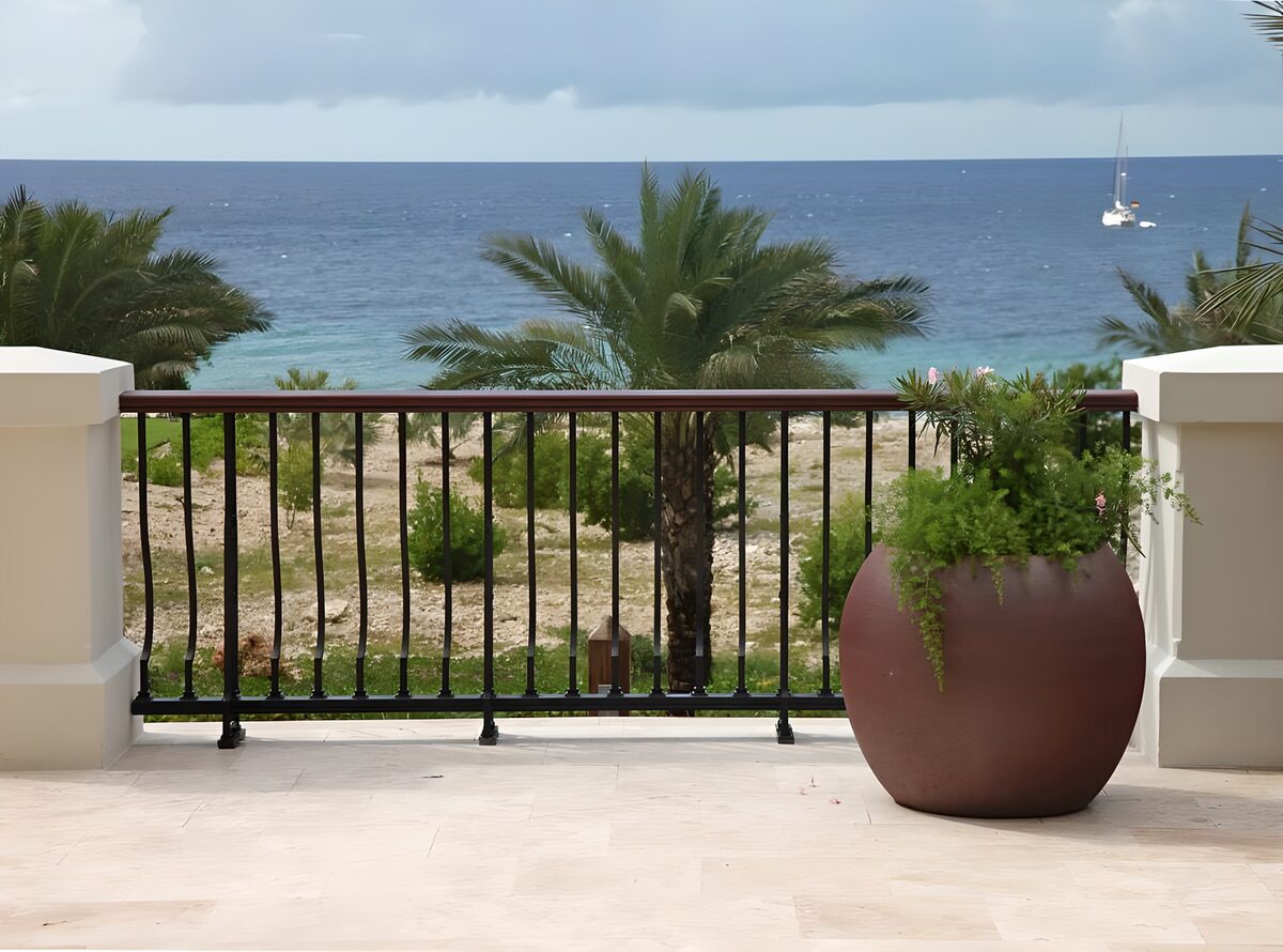 Terraza con palmeras y vistas al mar