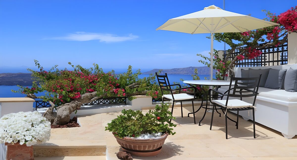 Terraza con flores frente al mar