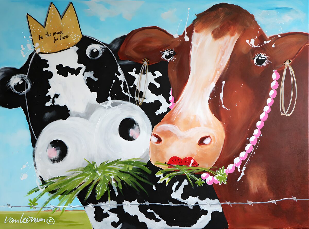 Dos vacas con corona y labios rojos