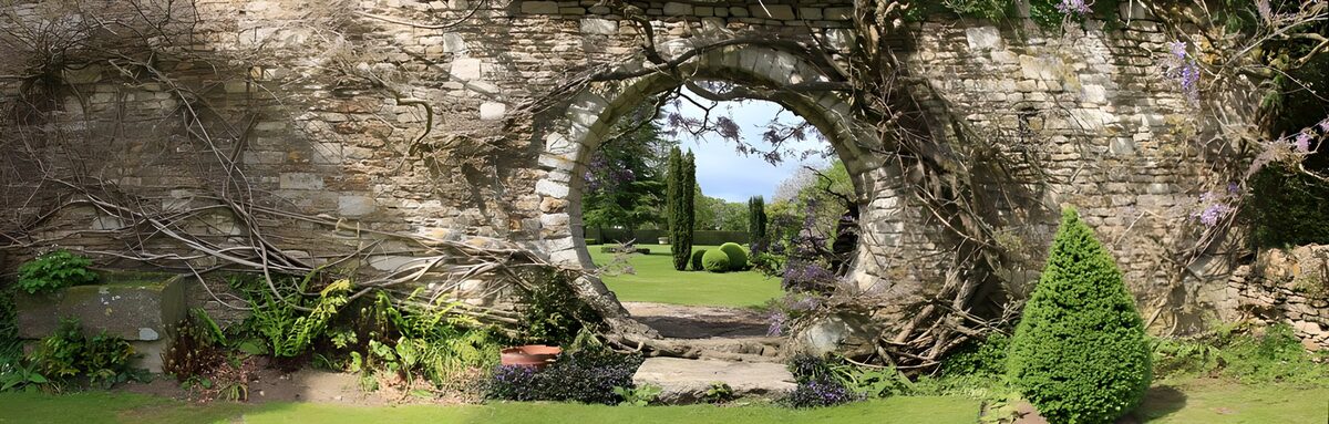 TPES16390: Arco de piedra hacia un jardín escondido