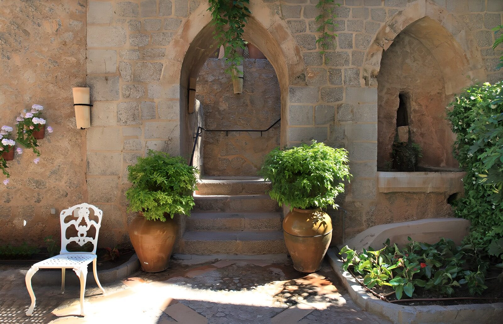 TPES11119: Arcos de piedra y escaleras entre macetas