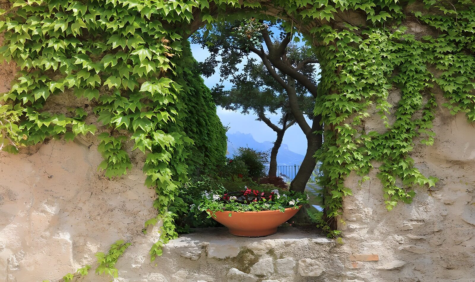 TPES20119: Ventana de piedra a un jardín en calma