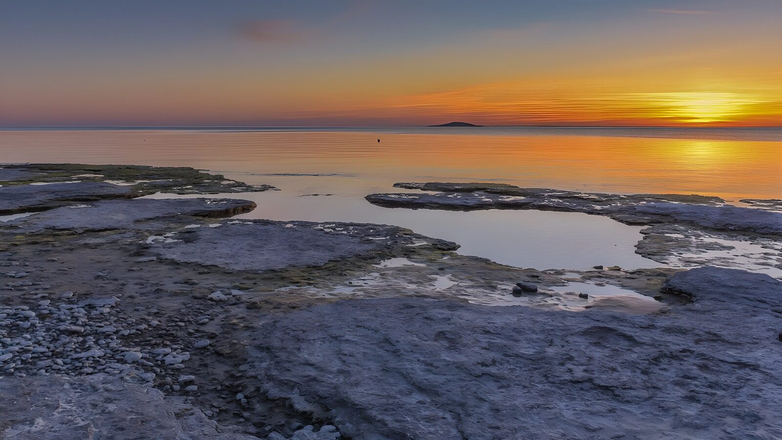 TPES83023: La última luz sobre las rocas y el mar