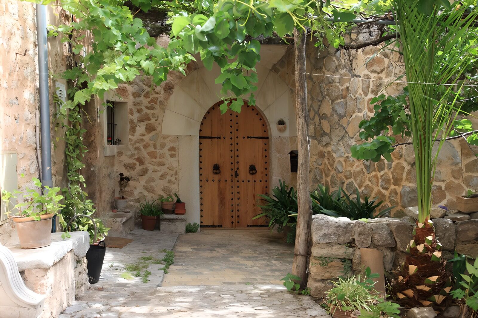 TPES45196: Patio de piedra con puerta de arco
