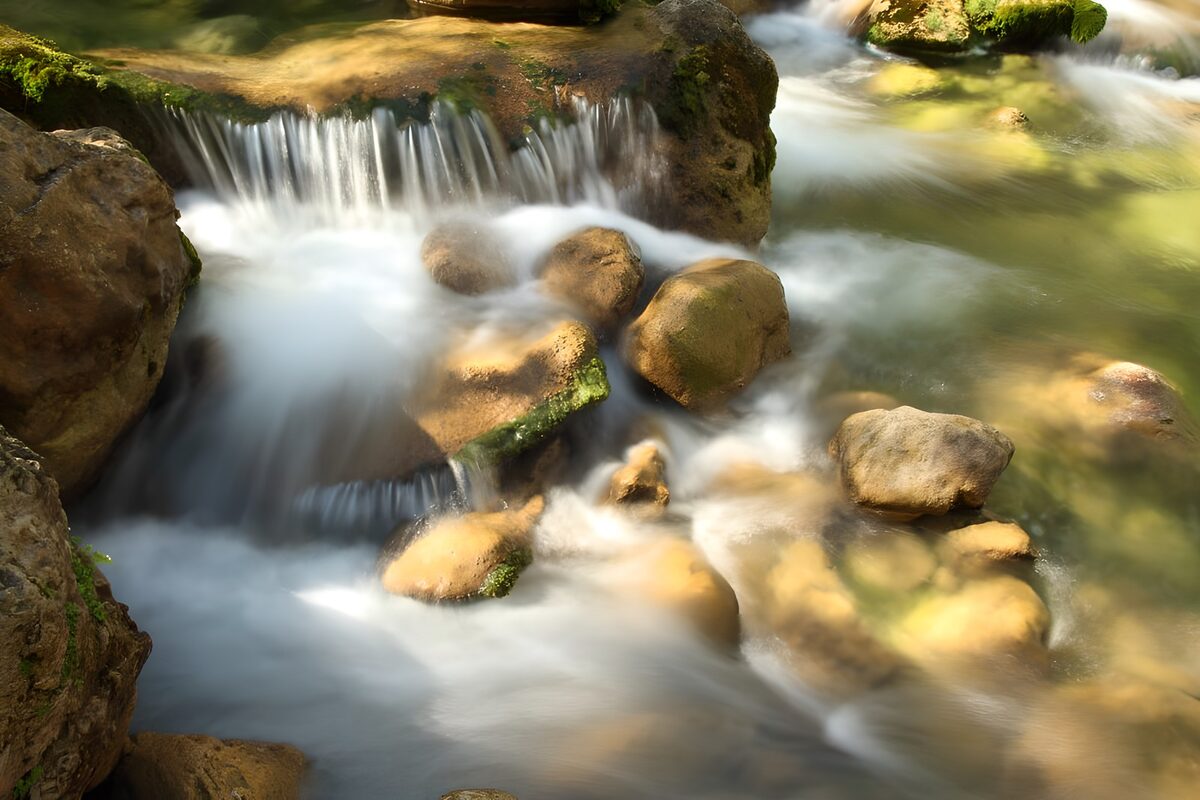 TPES21981: Cascada suave entre rocas