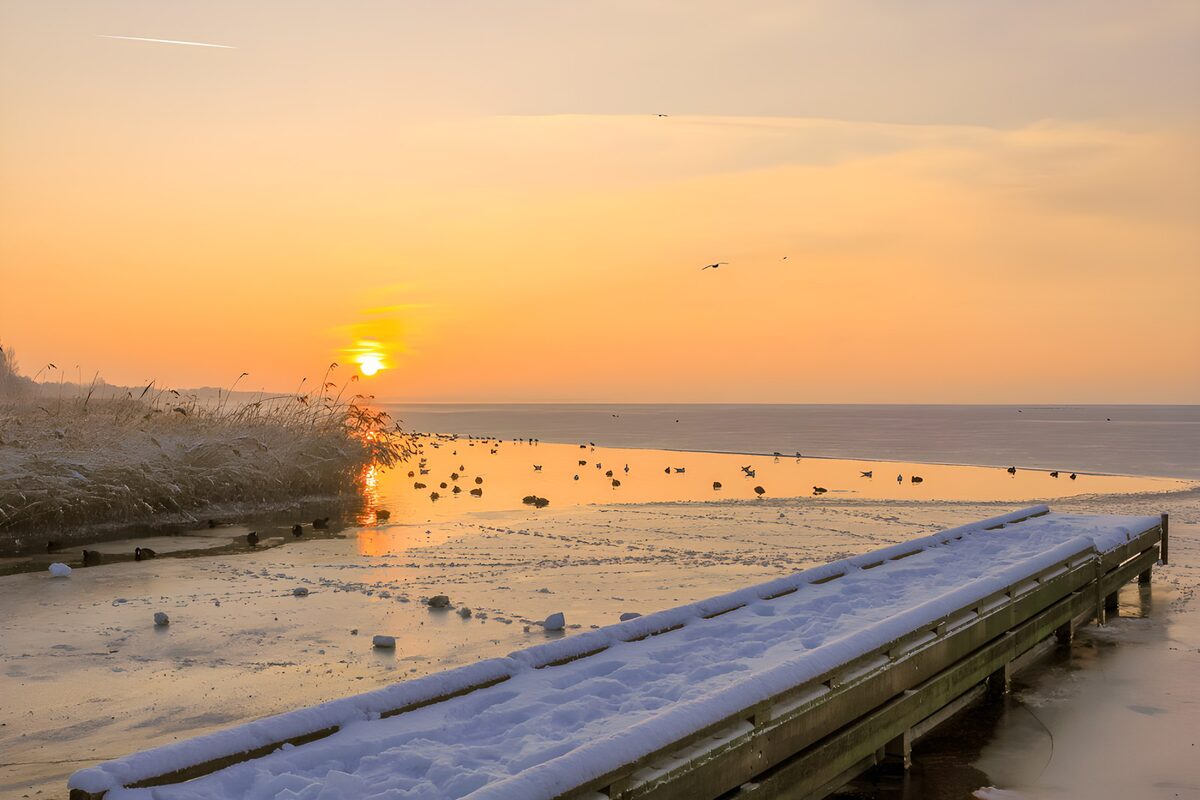 Muelle nevado al atardecer