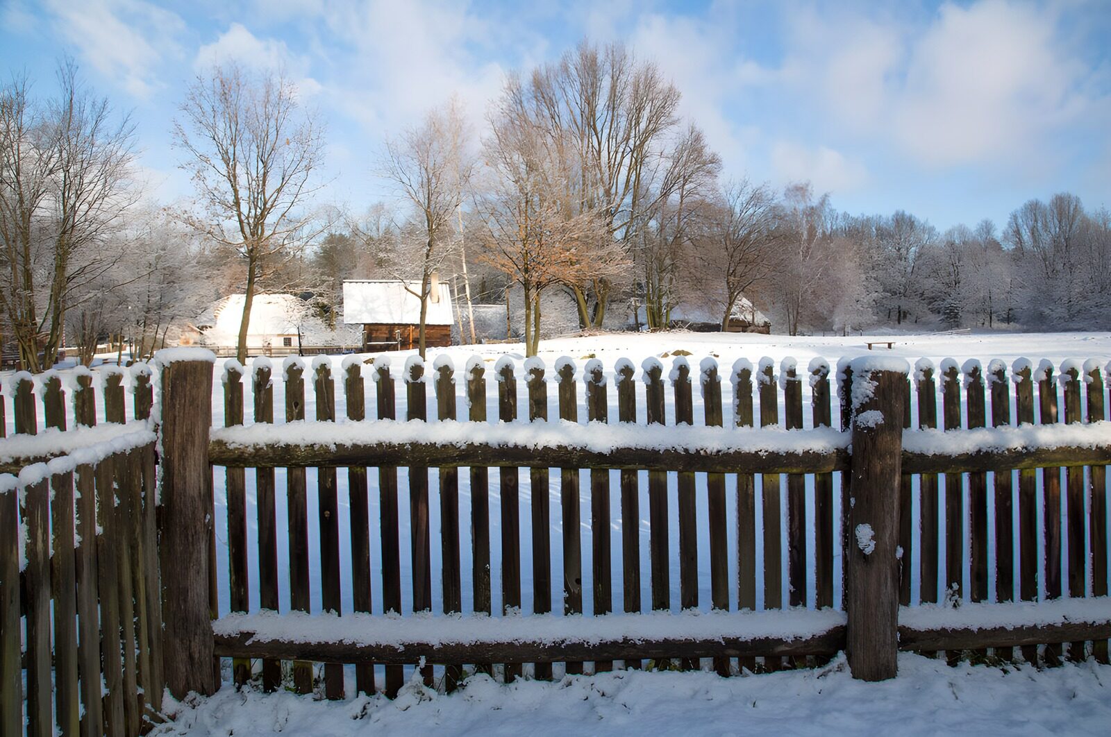 TPES60477: Valla de madera y campo nevado