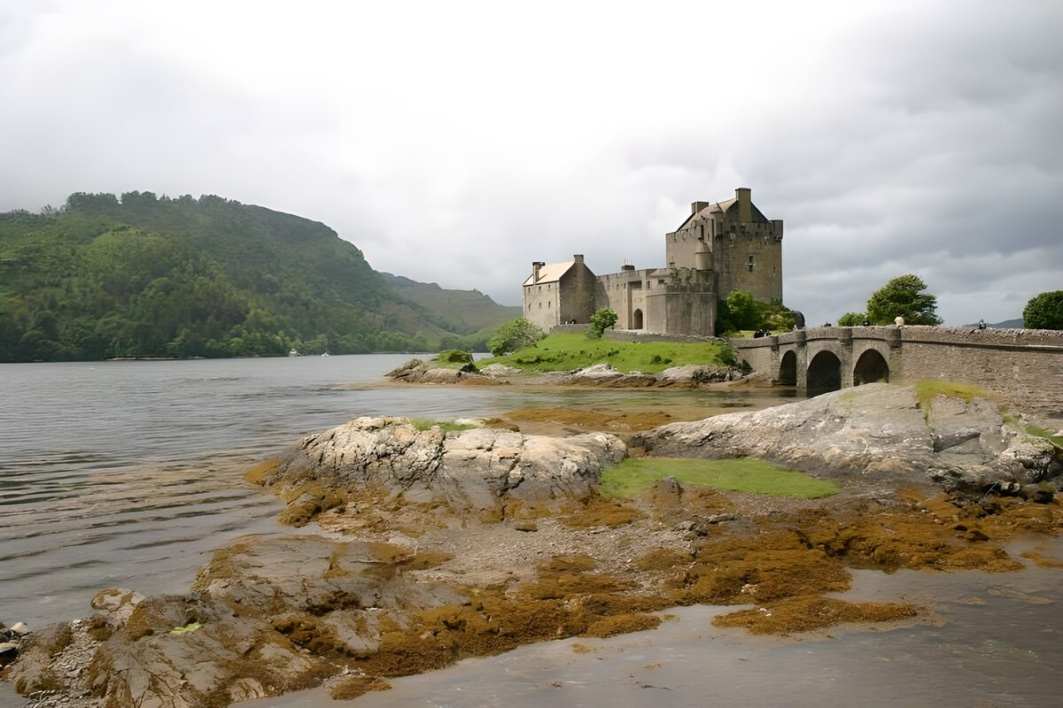 Castillo y puente entre aguas tranquilas