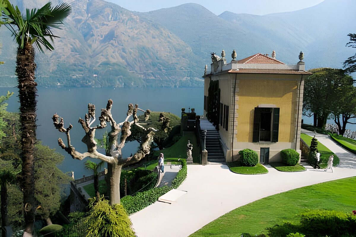 Villa amarilla y jardín a orillas del lago