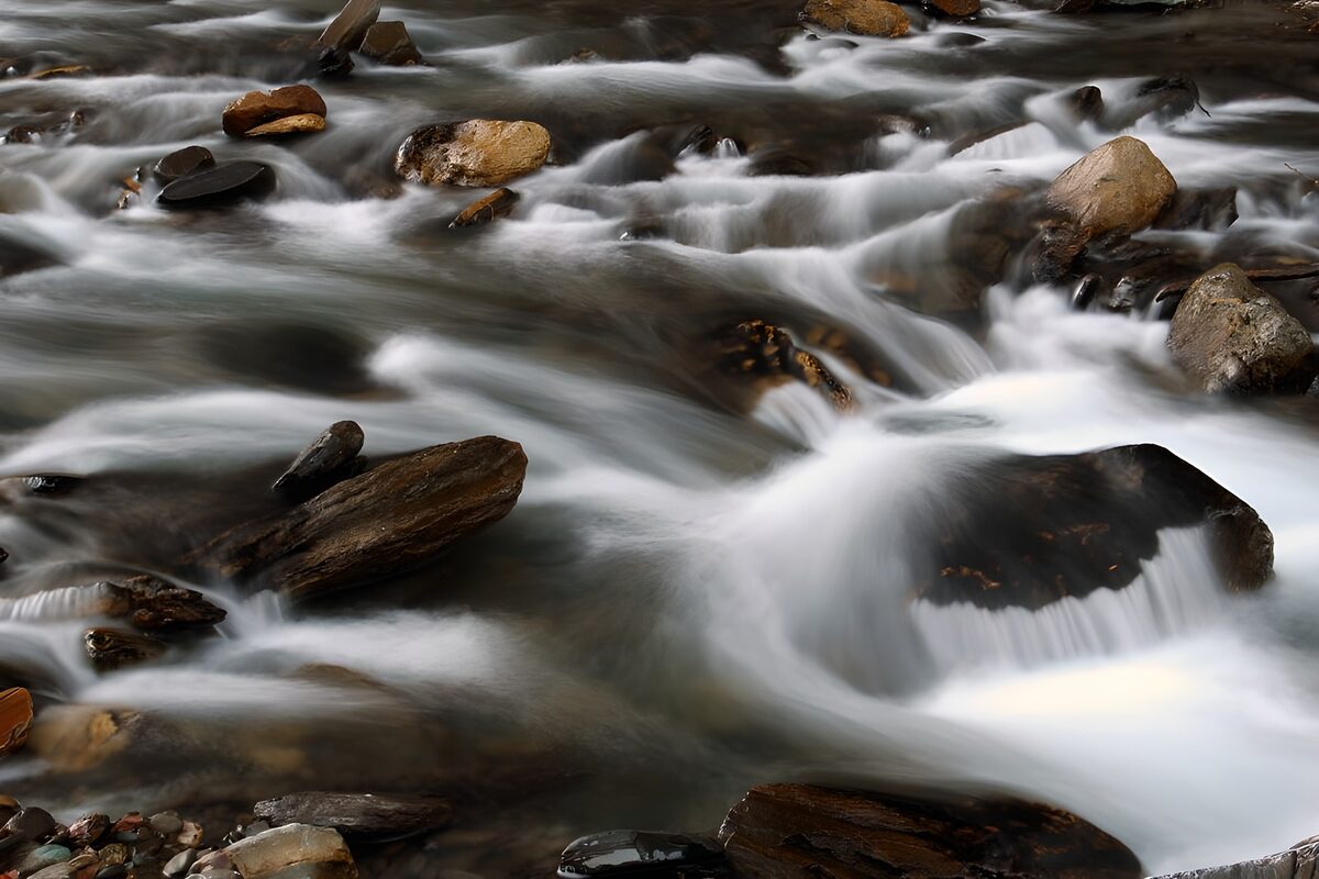 TPES73732: Agua sedosa entre rocas oscuras
