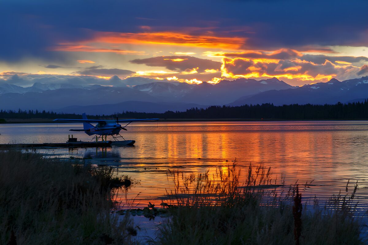 Hidroavión en el lago al atardecer