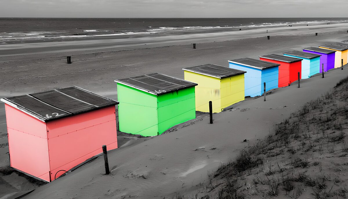 TPES25696: Casetas de colores junto al mar gris