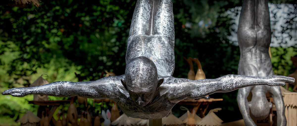 Escultura de un nadador en pleno salto