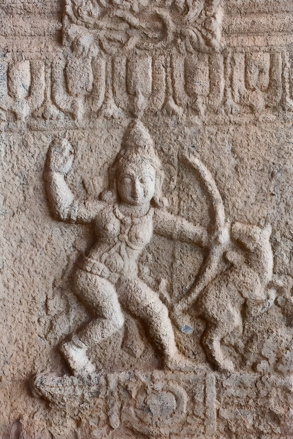 Relieve de una figura con arco