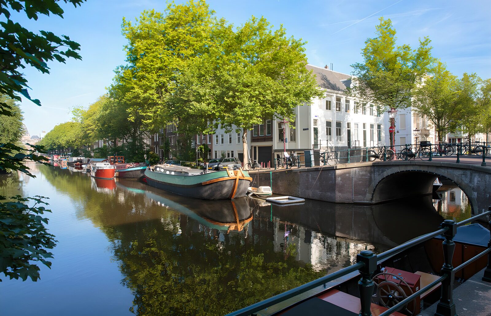 TPES85403: Canal con barcos y casas al sol