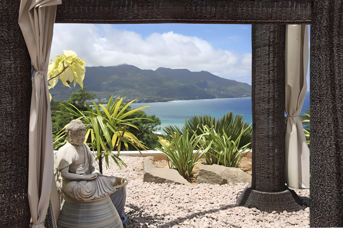 TPES74598: Buda en una terraza frente a la bahía