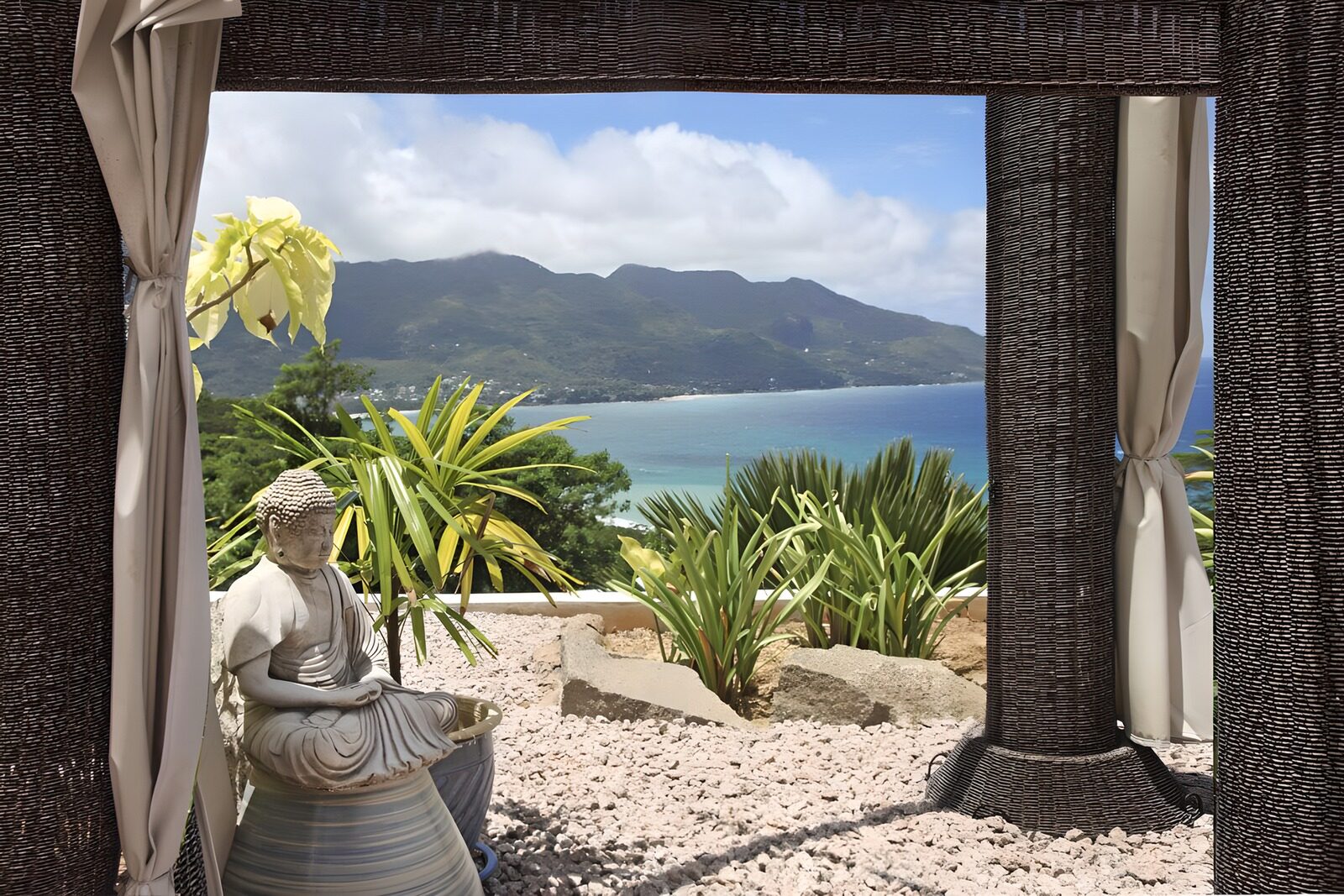 TPES74598: Buda en una terraza frente a la bahía