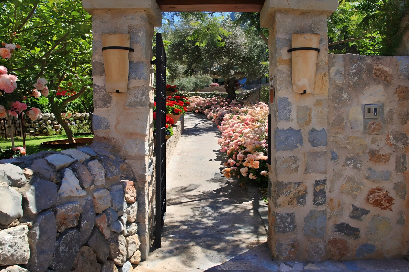 TPES38766: Entrada de piedra a un jardín en flor