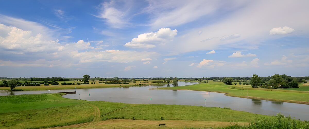 Campo de golf junto al agua en calma