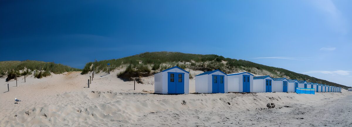 TPES97086: Casetas blancas con puertas azules