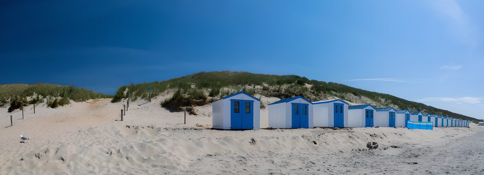 TPES97086: Casetas blancas con puertas azules