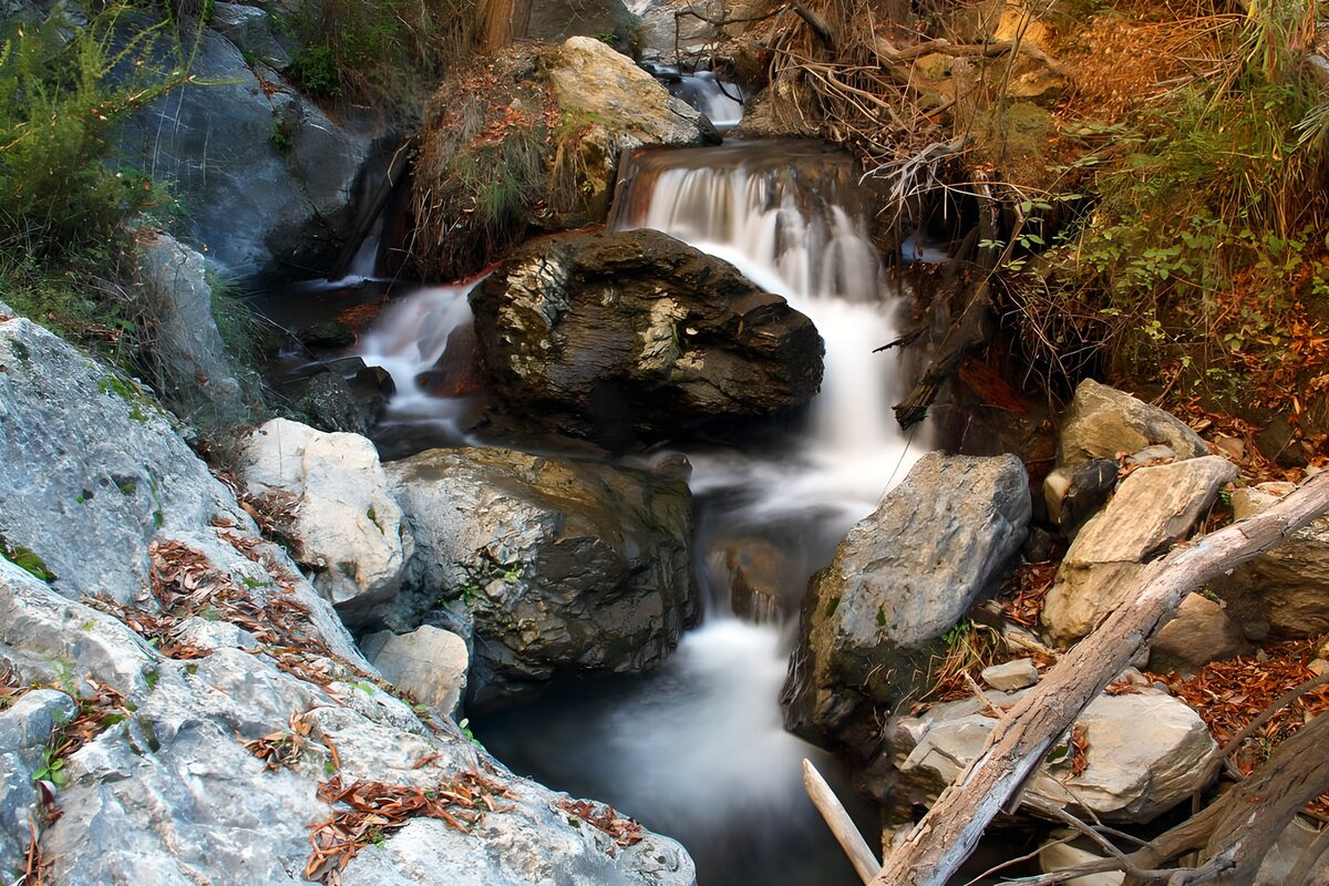 El arroyo teje seda entre las rocas