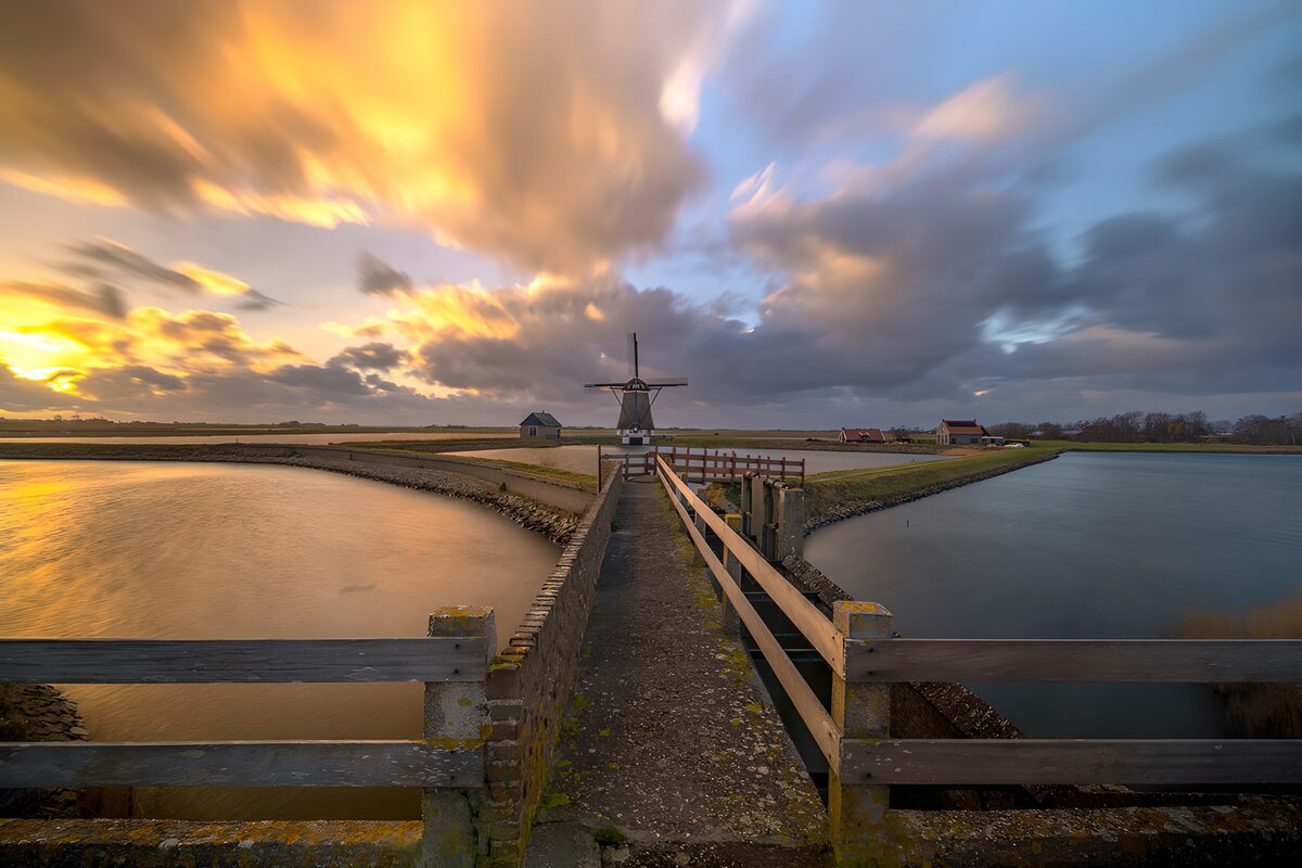 Molino y esclusa al atardecer