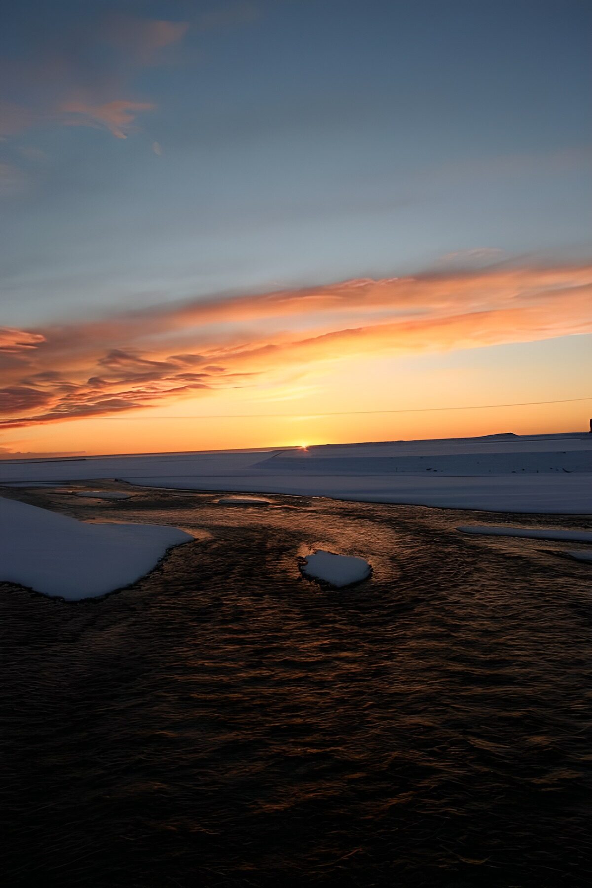TPES92316: Nieve y agua bajo un cielo de cobre