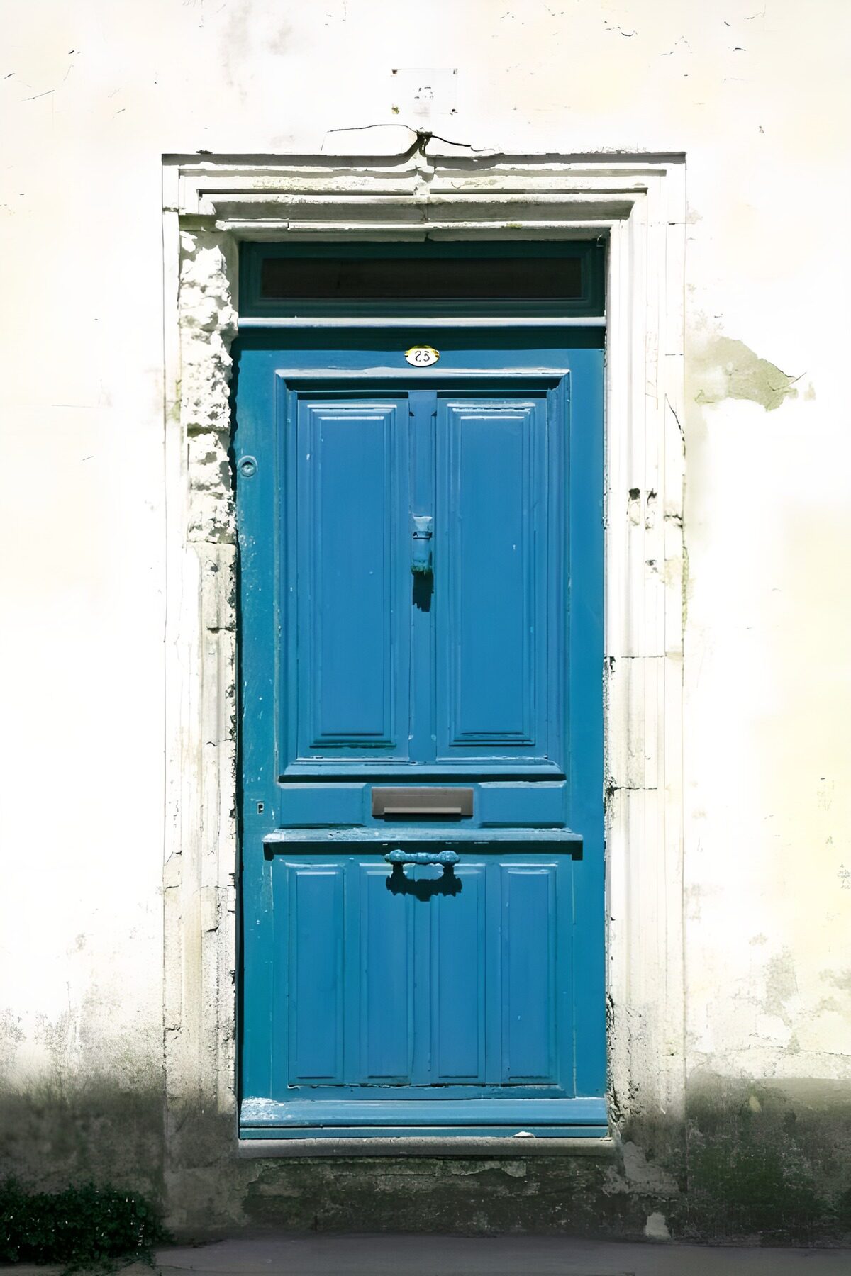 Puerta azul envejecida al sol