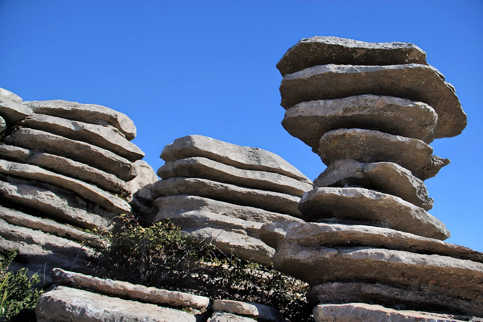 TPES44849: Rocas en capas bajo un cielo despejado