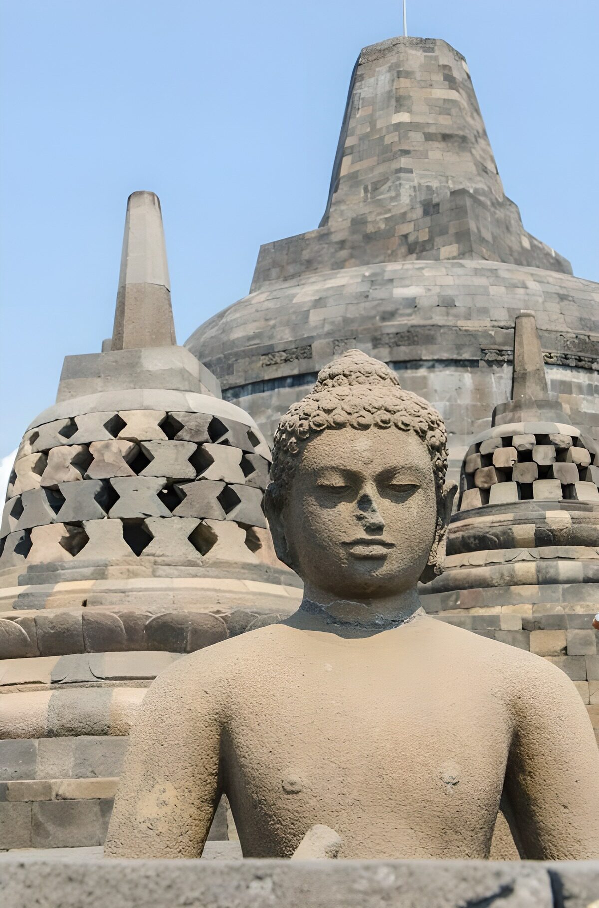 Buda de piedra entre estupas al sol