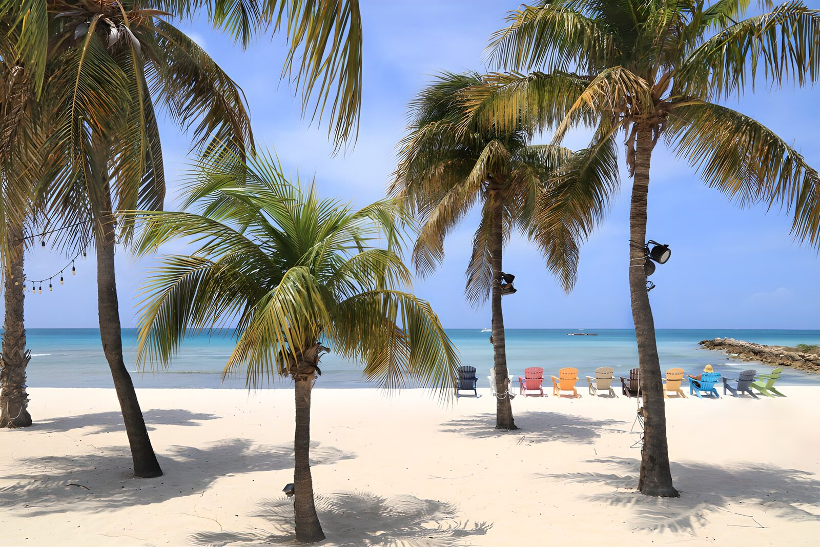 TPES95014: Playa tropical con palmeras y sillas
