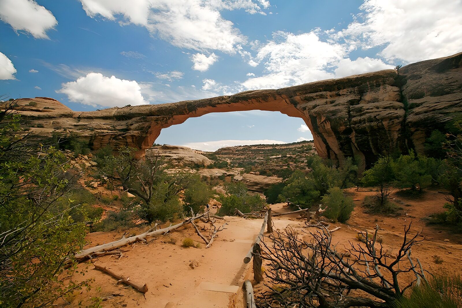TPES24684: Arco de roca sobre un sendero de arena