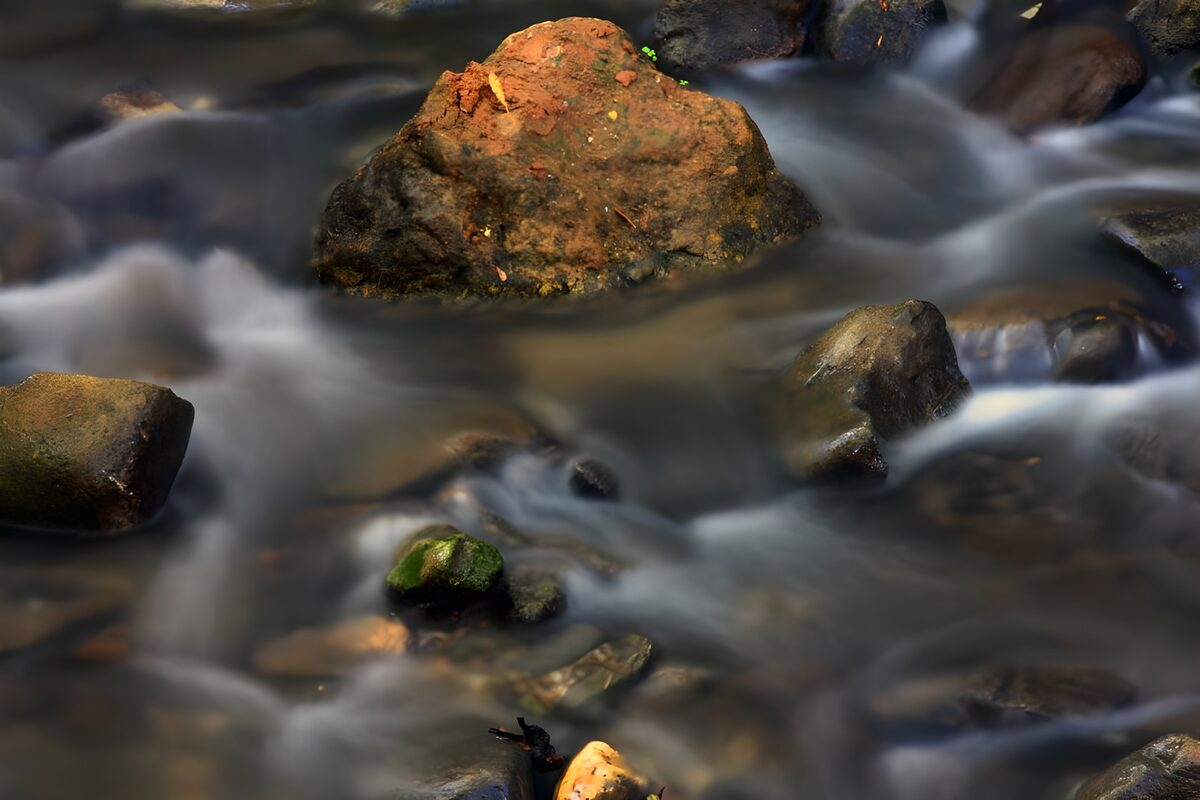 Arroyo entre rocas de tonos cálidos